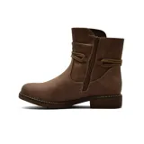 Bota corta de estilo casual color tostado, con detalle de textura grabada en la parte superior de la caña y cordón decorativo anudado alrededor del tobillo. Cuenta con cierre lateral y suela plana con detalle de costura visible.