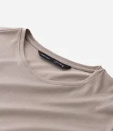 Remera básica de corte slim para hombre, confeccionada en suave algodón peruano con cuello redondo y mangas cortas, de diseño liso.