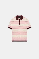 Polo de punto de manga corta con diseño a rayas horizontales en tonos celestes, blancos y finas líneas marrones. Cuenta con cuello clásico y cierre frontal parcial con botones.