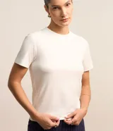 Blusa básica de ribana color blanco, con cuello redondo ajustado y mangas cortas.