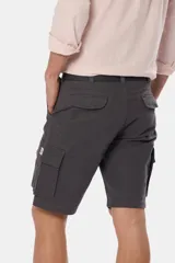 Bermuda cargo gris con cinturón, confeccionada en tejido de algodón con elasticidad, con bolsillos laterales y detalles en bolsillos traseros con solapa.