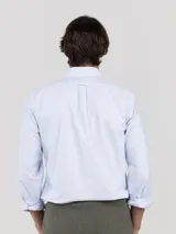 Camisa de hombre con diseño de rayas estilo Oxford, corte Regular Fit, cuello buttondown y cierre frontal con botones. Cuenta con mangas largas y logo bordado en el pecho.