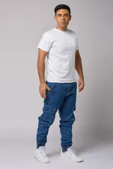 Pantalón jean de corte jogger con bolsillos cargo laterales y puños elásticos en los tobillos.