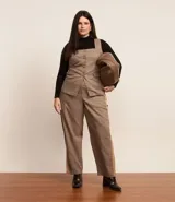 Pantalón de vestir de corte recto con estampado pied de poule y rayas contrastantes en los laterales. Cierre tradicional con botón y cremallera. Confeccionado con buenas prácticas ambientales.