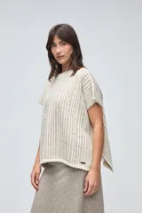 Chaleco tejido de punto con silueta cuadrada y escote a la base, de diseño minimalista y estructura holgada.