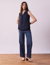 Blusa azul de gasa marca Zac & Rachel, con cuello a la base, escote en V y lazo de ajuste.