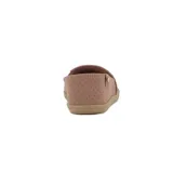 Zapatilla casual Moleca para mujer, tipo alpargata baja de color amarillo, con perforaciones en toda la capellada para mayor ventilación, suela texturizada tipo yute y detalle de aplique marrón con un corazón metálico en el talón.