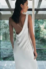Vestido largo de tejido satinado con escote asimétrico, tirante ancho y tirante fino cruzado en la espalda. Presenta un diseño fluido con forro interior a tono.