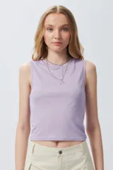 Top lila de morley, sin mangas y cuello redondo.