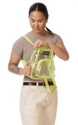 Mochila mini transparente de la marca JanSport con ribetes y correas en color lila pastel. Cuenta con un compartimento principal y un bolsillo frontal con cierre.