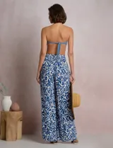 Pantalón palazzo de tiro alto con cintura elastizada, corte de pierna súper ancha y estampado abstracto en tonos azul y blanco.