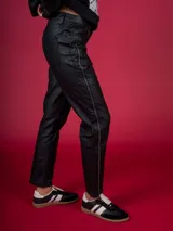 Pantalón skinny negro simil cuero con cierre lateral.