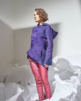 Pantalón elastizado color uva con estampado de cañas en tinta látex brillante al tono, de tiro alto, pretina ancha y bolsillos laterales.