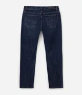 Pantalón de jean slim para hombre, de color azul clásico con lavado uniforme. Cuenta con cintura con pasadores, cierre con botón y cremallera, y bolsillos funcionales delanteros y traseros.