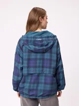 Campera rompevientos color bordó con cierre frontal, capucha con cordones ajustables y franjas laterales en tono más oscuro. Presenta puños elásticos y bolsillos frontales.