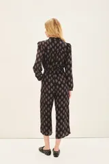 Pantalon de corte regular y estilo culotte, confeccionado en una mezcla de viscosa y modal con estampado floral. Presenta bolsillos laterales y cintura con elástico en la parte trasera.