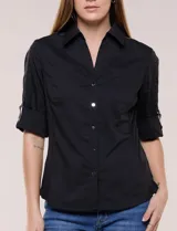 Camisa roja de poplín de algodón, de silueta semi entallada con cuello camisero y escote en V. Cuenta con cierre frontal de botones metálicos, bolsillos plaqué en el pecho y mangas 3/4 arremangables con presilla y argolla metálica.