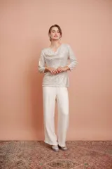 Pantalón palazzo color crudo con textura arrugada y cintura elástica.