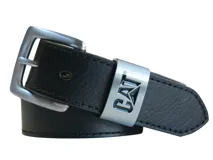 Cinturón de cuero genuino color negro, con hebilla metálica de una sola punta y presilla metálica con el logo de CAT grabado.