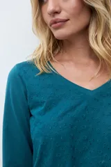 Remera de manga tres cuartos con escote en V, confeccionada en tela con textura de broderie en el frente.