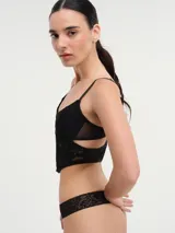 Corset blanco de encaje con copas con aros y breteles finos regulables.