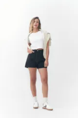 Short de denim negro de tiro alto, con bolsillos laterales y traseros, y cierre frontal con botón y cremallera.