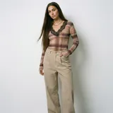 Body de manga larga con estampado de cuadros en tonos marrones y beige, con escote en V profundo decorado con encaje negro.