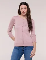 Cardigan de punto fino color rosado, con escote a la base, mangas tres cuartos y cierre frontal de botones metálicos.