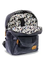 Mochila de lona gris oscuro con detalles en cuero sintético marrón, asas superiores y bolsillo frontal con cierre.