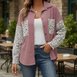 Sobre camisa de pana blanca con detalles en animal print en los bolsillos frontales y en las mangas. Presenta cuello inglés, cierre frontal con botones y corte holgado.