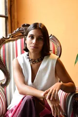 Collar de doble vuelta con diseño de cuentas irregulares color bordó intercaladas con tubos metálicos plateados. Cuenta con cadena de alargue para ajustar el largo.