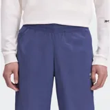 Pantalón deportivo Reebok Classics Vector azul con cintura elástica y cordones ajustables.