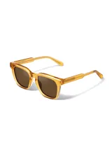Lentes de sol con armazón de acetato biodegradable en color ámbar translúcido y diseño cuadrado ligeramente extragrande. Cuentan con lentes oscuros con protección UV 400.