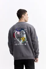 Buzo de algodón color crema, corte oversize, con escote redondo y puños. Presenta un estampado gráfico grande en la espalda con un globo aerostático y texto que incluye "SOME PEOPLE MIGHT THINK I'M WEIRD BUT, I DON'T CARE" y otros símbolos gráficos.