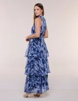 Vestido maxi azul de gasa liviana con estampado abstracto, escote halter fruncido con lazo ajustable, diseño sin mangas, fino cinturón a tono y falda larga con volados escalonados.