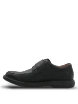 Zapato de cuero negro con textura granulada, diseño de punta redonda y ajuste mediante una tira de velcro. Cuenta con una suela de goma EVA que proporciona flexibilidad y aislamiento térmico.