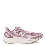 Championes de running New Balance modelo Fresh Foam Arishi v4, color rosado con detalles en blanco. Presentan una parte superior de malla transpirable con refuerzos sintéticos, el logo característico en el lateral y una entresuela con tecnología Fresh Foam para mayor amortiguación.