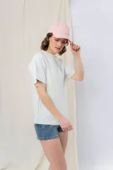 Gorra verde militar de diseño clásico con visera curva y aplique metálico plateado con la inscripción "Peach" en el lateral frontal. Cuenta con tira ajustable en la parte trasera.