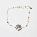 Pulsera de plata 925 con cadena de eslabones finos, decorada con pequeñas esferas metálicas y un dije central circular con el diseño del árbol de la vida.