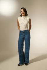 Pollera larga de corte recto y cintura elástica, confeccionada en tejido negro con textura de franjas horizontales.