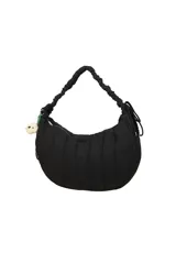 Bandolera Trendy tipo hobo color negro, de diseño acolchado con costuras verticales. Cuenta con correa fruncida para el hombro y un llavero colgante con forma de ovejita.
