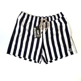 Short de baño con rayas verticales blancas y negras, cintura elástica con cordón ajustable.