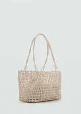 Bolso tipo shopper de diseño trenzado en color beige, con doble asa larga para hombro y bolsa interior de tela con cierre ajustable.