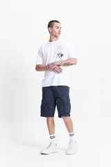 Bermuda cargo de corte clásico en color azul marino, con bolsillos laterales tipo cargo, cierre de cremallera y botón, y pasacintos en la cintura.