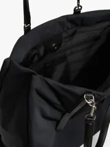 Cartera tote negra de Tommy Hilfiger, confeccionada en poliéster reciclado, con doble asa superior, compartimento principal y logo monograma bordado en el frente.