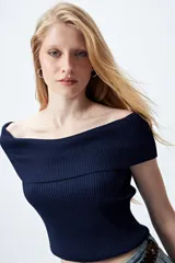 Top tejido de punto acanalado color blanco, con escote bardot que deja los hombros al descubierto.