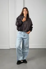 Campera bomber de gamuza con estampado animal print en tonos marrones. Presenta cierre frontal dorado, puños y cintura de tejido elástico negro, y bandas laterales negras en las mangas.