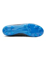 Championes de fútbol Under Armour Magnetico Select 5, color negro con detalles en azul brillante. Presentan una parte superior de piel sintética con estampado 3D para mayor control, cuello textil tipo calcetín y suela de TPU con tacos cónicos para tracción óptima.