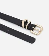 Kit de tres cinturones finos de poliuretano, uno marrón, uno negro y uno blanco, con hebillas metálicas doradas.