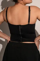 Corset largo negro confeccionado en lycra doble, con ballenas en la parte delantera, soutien incorporado con encaje a la vista, breteles elásticos regulables y broches reforzados en la espalda.